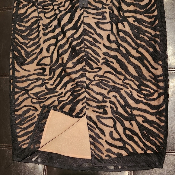 BCBGMaxAzria set pencil skirt and peplum top zebra style - Picture 4 of 16